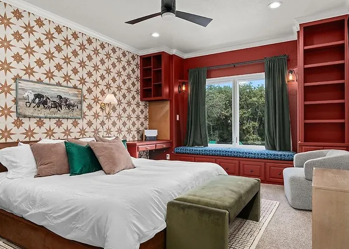 Holiday home Pool Sim Pickleball Mini Golf Sleeps 24 Fort Worth